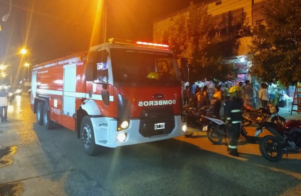 Susto en el Mercadito Paraguayo: el techo de un local se prendió fuego