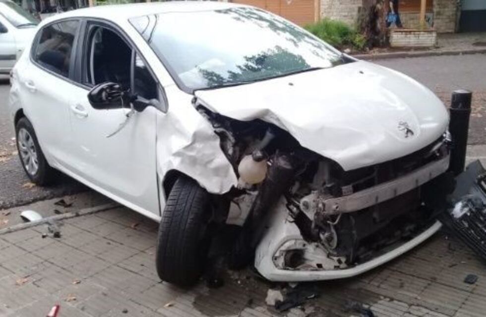 Dos autos chocaron en el macrocentro y uno casi impacta contra el frente de un salón de fiestas