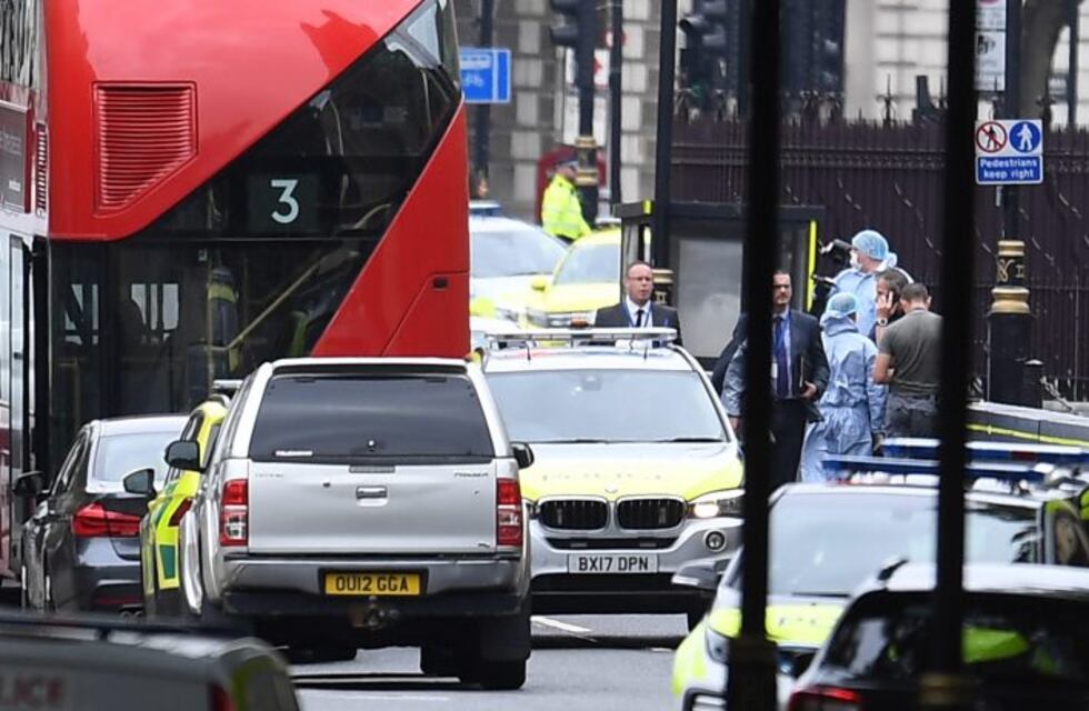 Captaron el momento en el que un hombre estrelló su auto contra el Parlamento británico