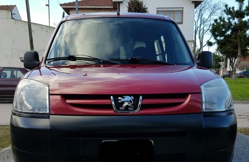 Una mujer fue detenida tras impactar con su utilitario contra una vivienda