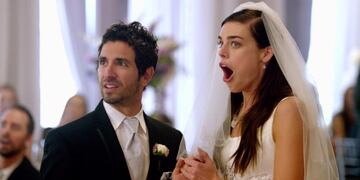 Su hermana le pidió que fuera su dama de honor y llegó a la boda disfrazada de dinosaurio