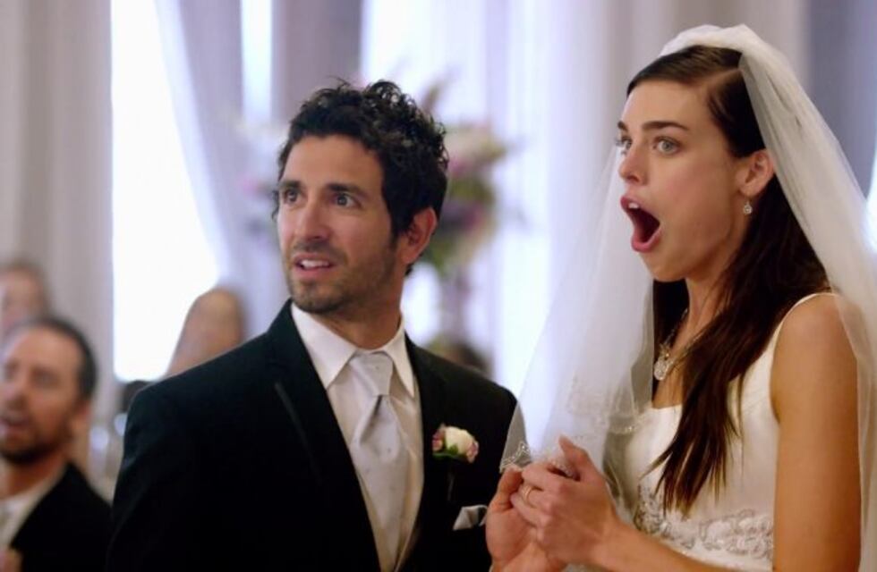 Su hermana le pidió que fuera su dama de honor y llegó a la boda disfrazada de dinosaurio