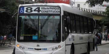 La línea 84 de colectivos para por tiempo indeterminado a raíz de la agresión a uno de sus choferes durante un intento de robo\u002E