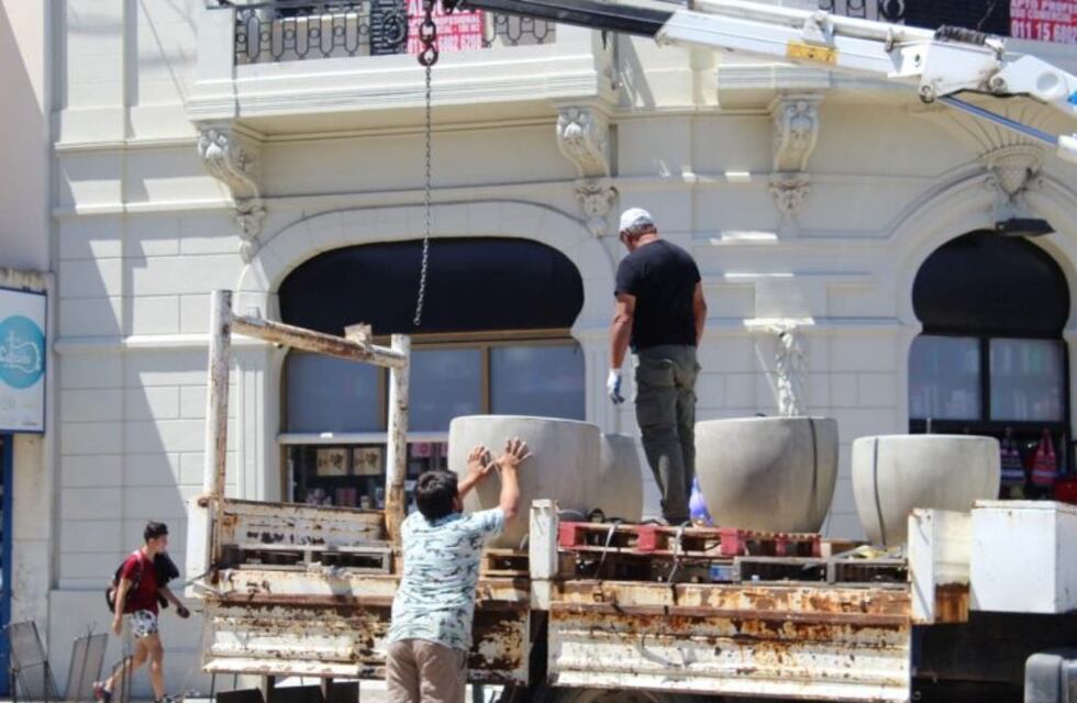 Comenzó la colocación de mobiliario urbano en calle Irigoyen