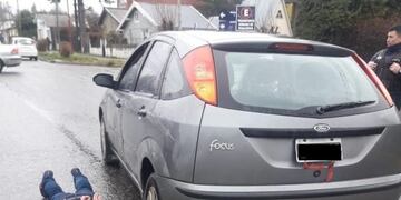 Los dos delincuentes fueron atrapados cuando huían en un vehículo gris en Bariloche\u002E