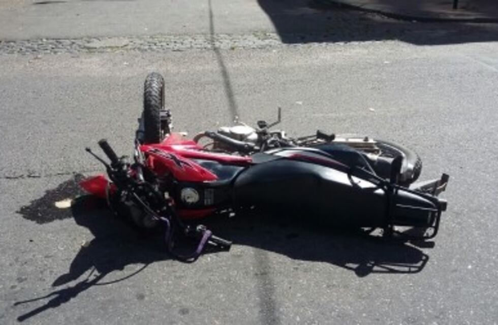 Una mujer quedó en grave estado luego del choque entre una moto y un camión