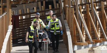 IS08 JERUSALu00c9N (ISRAEL) 14/07/2017\u002E- Agentes retiran el cadu00e1ver de uno de los tres palestinos del escenario del ataque en El Monte del Templo en la Ciudad Vieja de Jerusalu00e9n, Israel, hoy, 14 de julio de 2017\u002E Tres palestinos murieron hoy por disparos de la Policu00eda israelu00ed en un ataque con armas de fuego contra las fuerzas de seguridad en la Ciudad Vieja de Jerusalu00e9n que causu00f3 dos heridos graves, informu00f3 un portavoz policial\u002E EFE/Abir Sultan