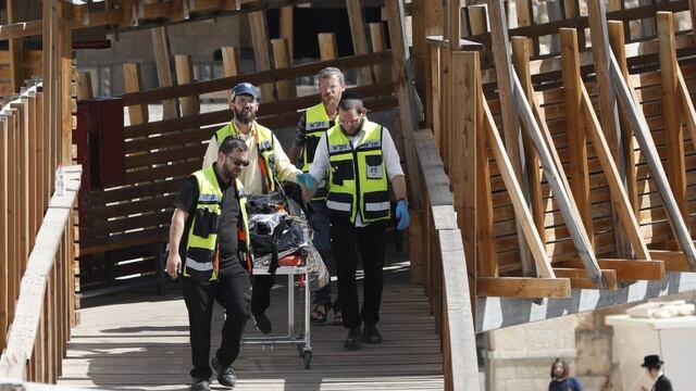 IS08 JERUSALu00c9N (ISRAEL) 14/07/2017\u002E- Agentes retiran el cadu00e1ver de uno de los tres palestinos del escenario del ataque en El Monte del Templo en la Ciudad Vieja de Jerusalu00e9n, Israel, hoy, 14 de julio de 2017\u002E Tres palestinos murieron hoy por disparos de la Policu00eda israelu00ed en un ataque con armas de fuego contra las fuerzas de seguridad en la Ciudad Vieja de Jerusalu00e9n que causu00f3 dos heridos graves, informu00f3 un portavoz policial\u002E EFE/Abir Sultan