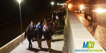 La costanera tiene luz; Prades presenció el encendido junto a vecinos