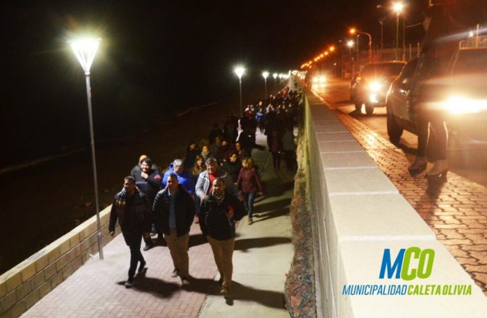La costanera tiene luz; Prades presenció el encendido junto a vecinos