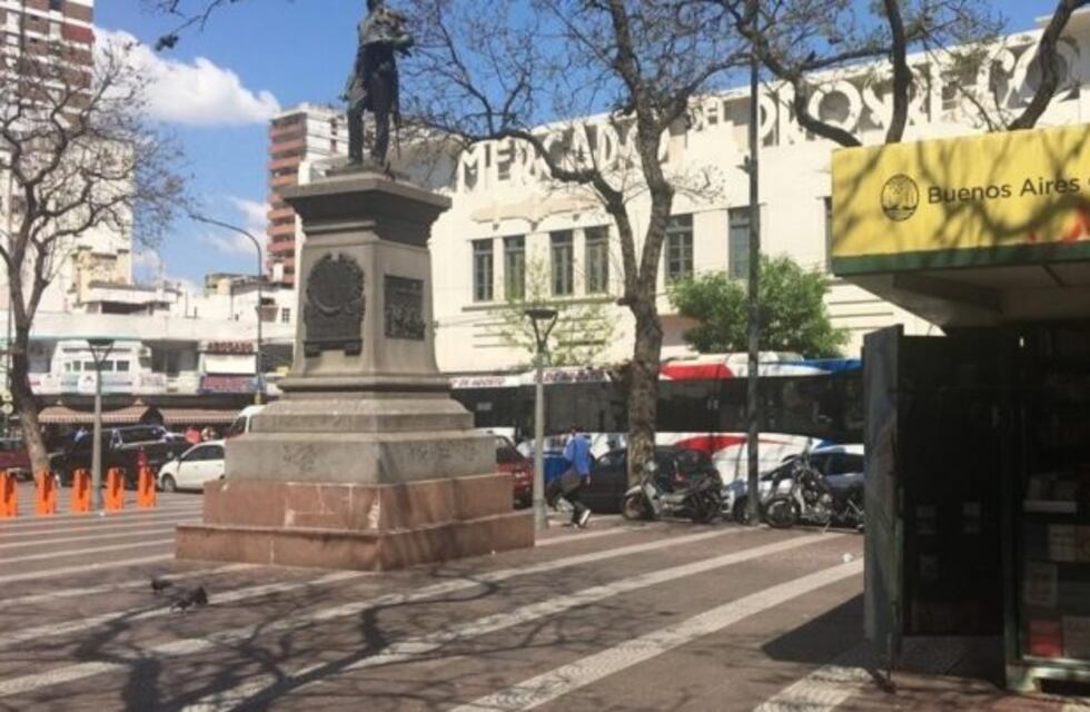 Rompió la puerta a patadas y asaltó un local de una galería en plena avenida