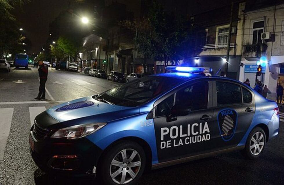 Le robaron la camioneta a hombre que repartía comida a indigentes y fueron detenidos