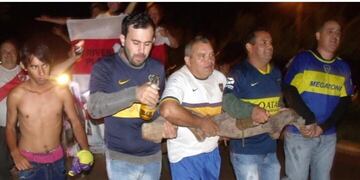 Xeneizes en el yugo del carro, cumpliendo la apuesta que dirimen con los hinchas Millonarios según el resultado de cada Superclásico\u002E (Twitter)