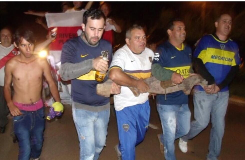 Ritual de Boca y de River en El Soberbio: los vencidos tiran de un carro cargado de "Millonarios"