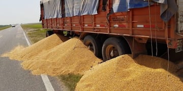 Por el paro de cereales, denuncian ataques a camioneros\u002E