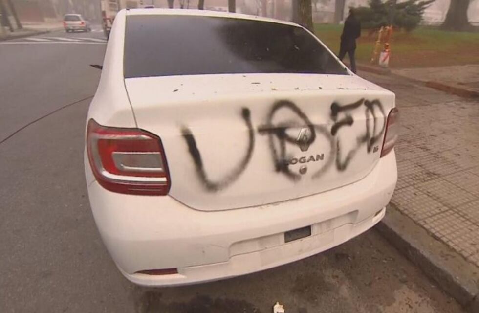 Incendiaron un auto en Floresta y todo apunta a un ataque de los caza Uber