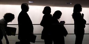 Las mujeres cobran menos en Argentina y sufren mayor informalidad. (Foto ilustrativa: AP/Mark Lennihan)