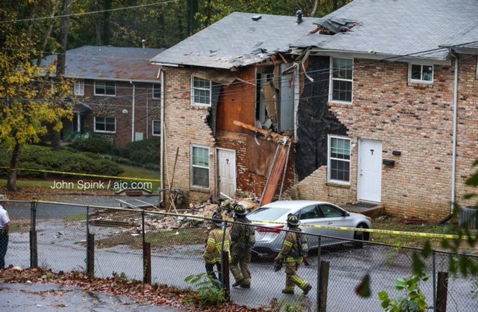 Estados Unidos: un avión se estrelló cerca de un complejo de departamentos en Atlanta