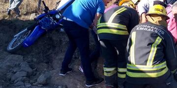 El joven motociclista circulaba junto a otros pares cuando sufrió la caída que causó graves heridas en una pierna\u002E