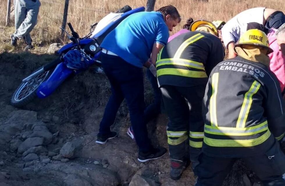 Motociclista gravemente herido en el camino La Cruz - Merlo