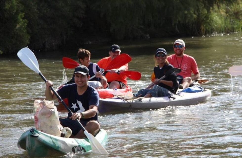 Voluntarios recogieron 200 kilos de basura al limpiar en kayaks al río Atuel