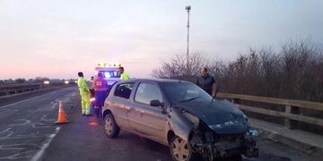 Un Renault Clío chocó contra un muro de contención en la autopista a Buenos Aires\u002E Hubo 5 heridos\u002E (La Capital)