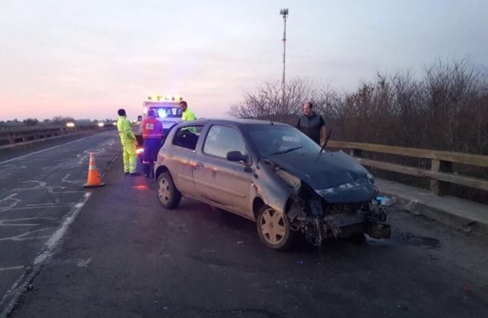 Auto perdió el control y chocó contra muro de cemento de un puente: cinco heridos