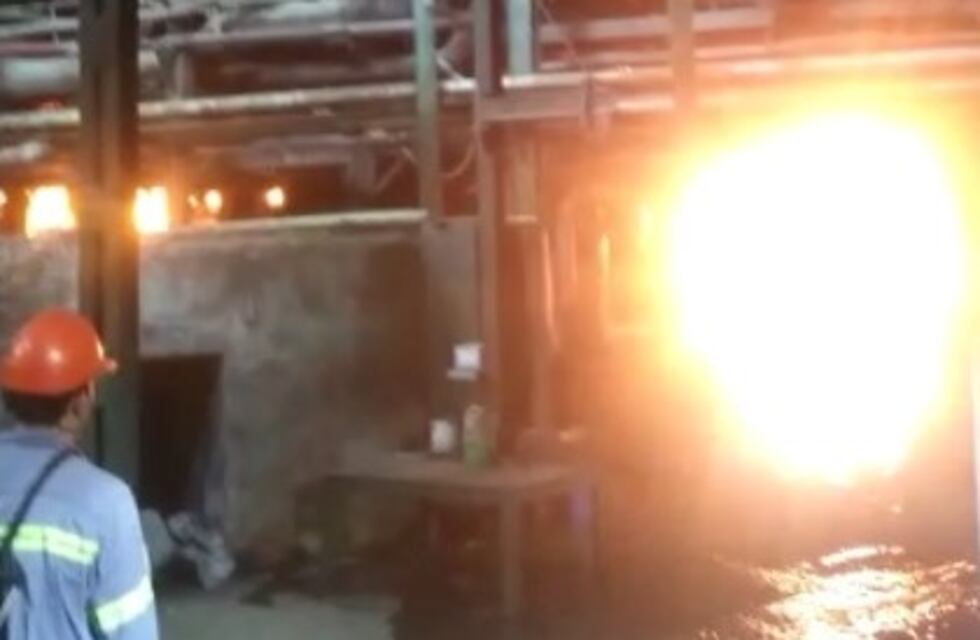 Un descomunal incendio se desató en el ingenio La Esperanza