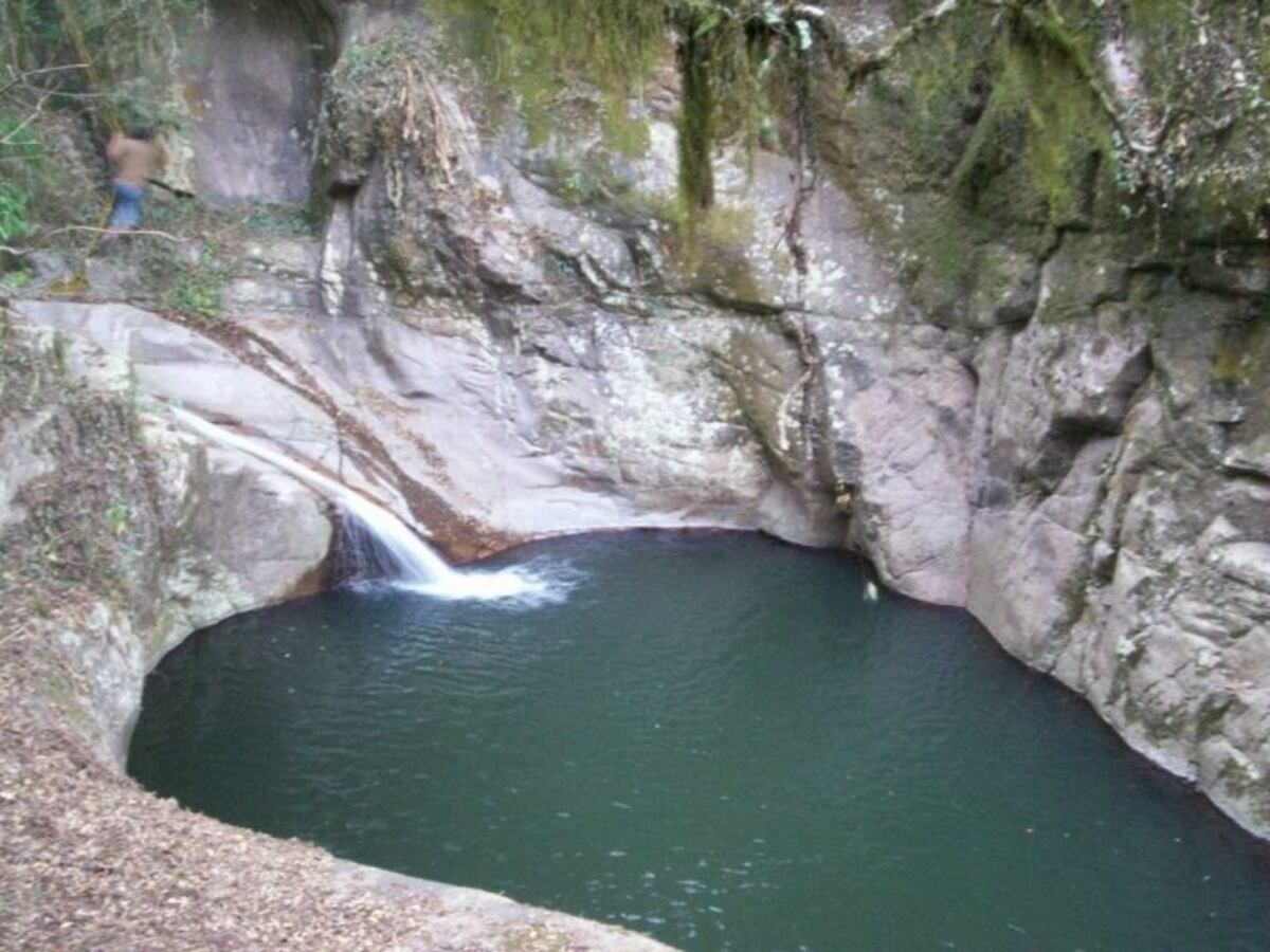 En este lugar fue dónde el joven saltó para rescatar a una de las personas que se estaba ahogando\u002E Nunca más se lo vio\u002E