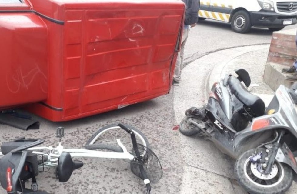 Choque en cadena y vuelco: un auto, una camioneta y una bici involucrados