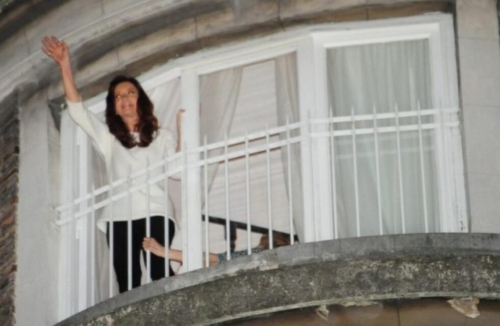 Cuadernos de las coimas: allanaron el edificio donde vive Cristina Kirchner