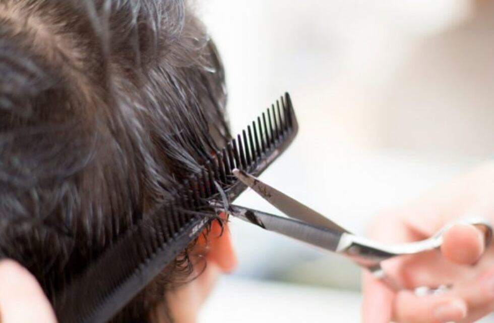 Cinco peluqueros de Arroyito colaboran con un chico que padece leucemia