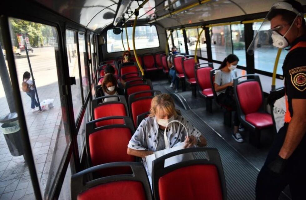 Robó un teléfono en un colectivo y terminó atrapado por los pasajeros