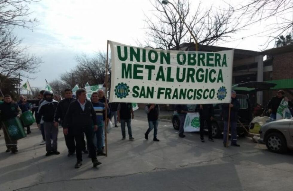 La UOM San Francisco marchó frente a las empresas