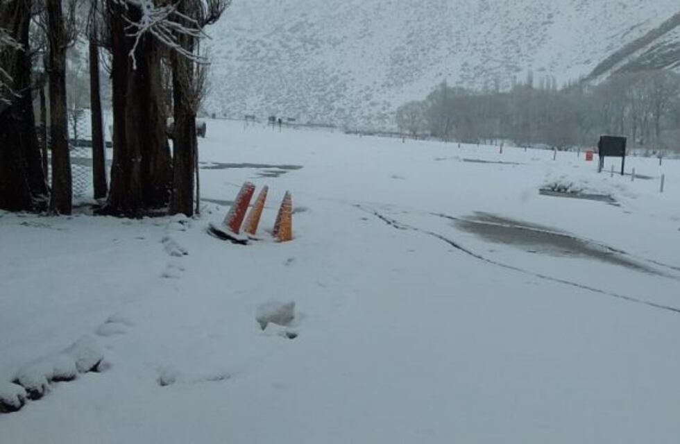 Por fuertes nevadas, un tramo de la ruta 40 quedó cortado