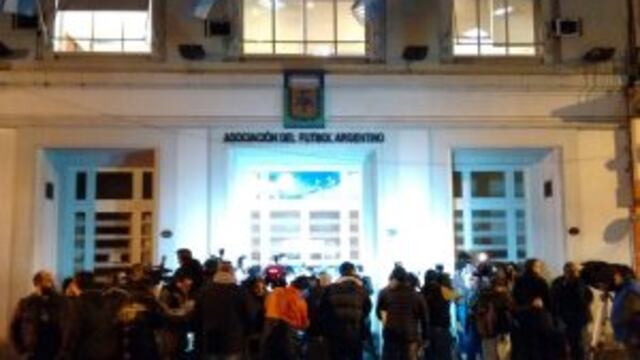 BUENOS AIRES 02/06/2016, GRAN CANTIDAD DE PERIODISTAS AGUARDAN NOTICIAS  EN  LA SEDE DE AFA DE LA CALLE VIAMONTE ESTA TARDE.FOTO:DYN/TONY GOMEZ buenos aires  guardia periodistica en la afa renuncia tinelli candidatura presidente afa