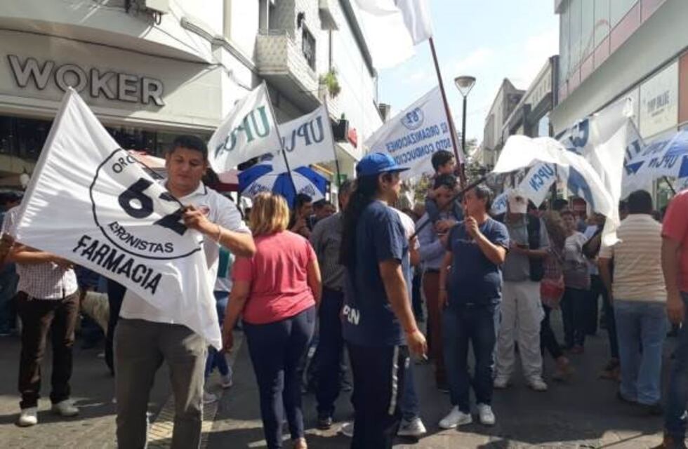Sindicados de Farmacias encabezaron una movilización pidiendo apertura de paritarias