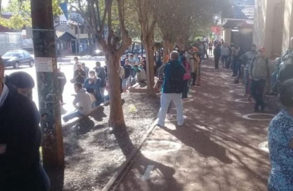 Las calles de Eldorado desbordadas de gente en la zona de los bancos