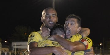 Crucero del Norte festejando en Pronunciamiento, luego vino la decepción en tiempo de descuento\u002E (Club)