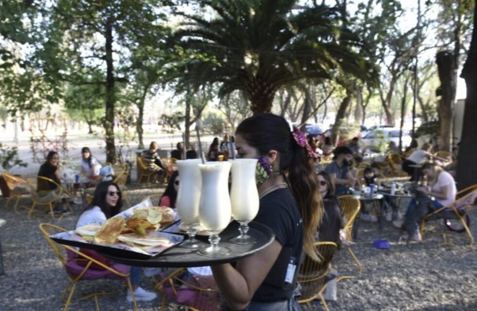 Gastronómicos protestan en Salsipuedes, con mesas en la calle