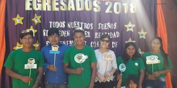 Libertad\u002E Los cinco egresados del secundario de la Aldea Guapoy de Libertad, en 2018\u002E Este año egresan otros 5 alumnos\u002E (Telenorte)