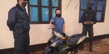 Policías encontraron una motocicleta abandonada entre las malezas en Iguazú