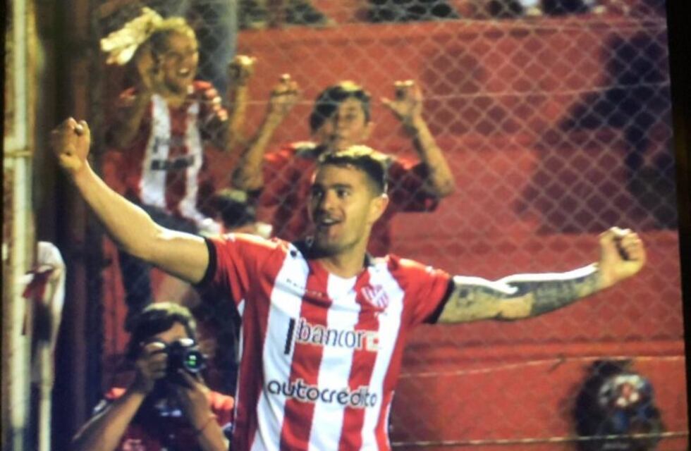 Instituto disfruta de su goledor y ganó con otro doblete de Vegetti