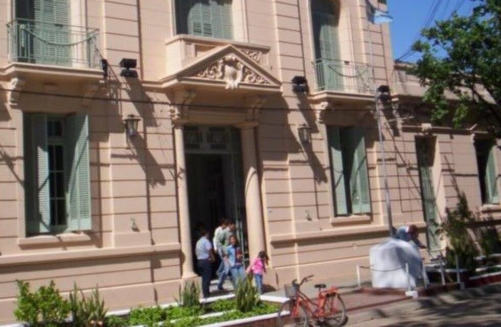 Un policía fue detenido acusado de abusar de su compañera dentro de una comisaría