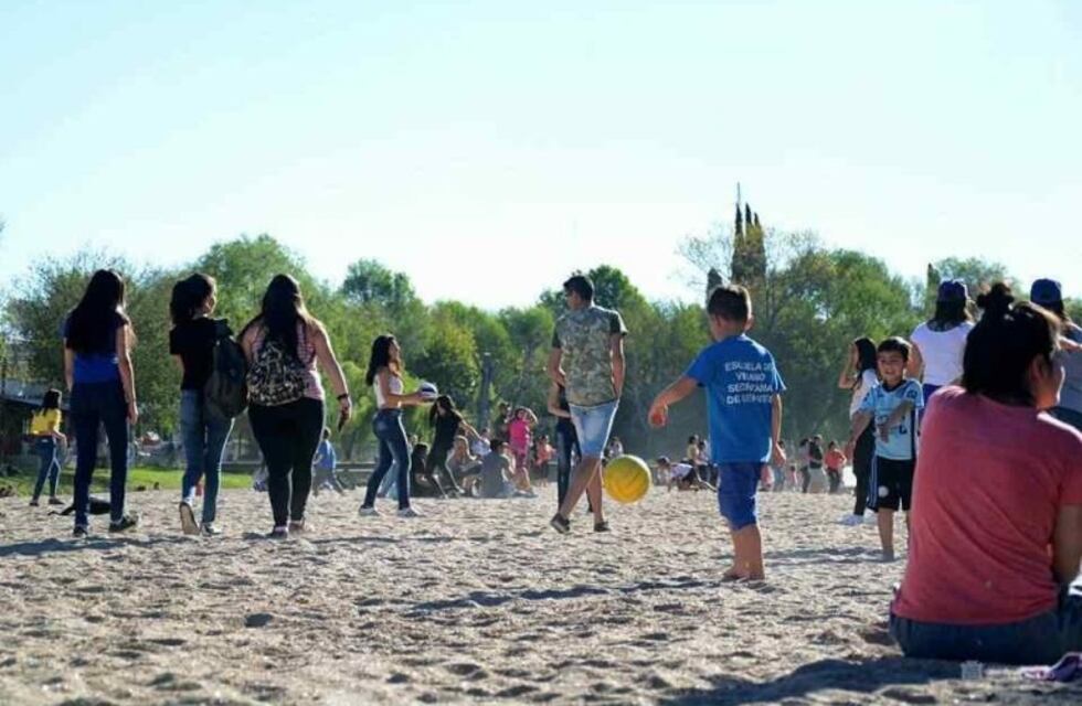 Gran fiesta del Día del Amigo en la playa central de Mina Clavero