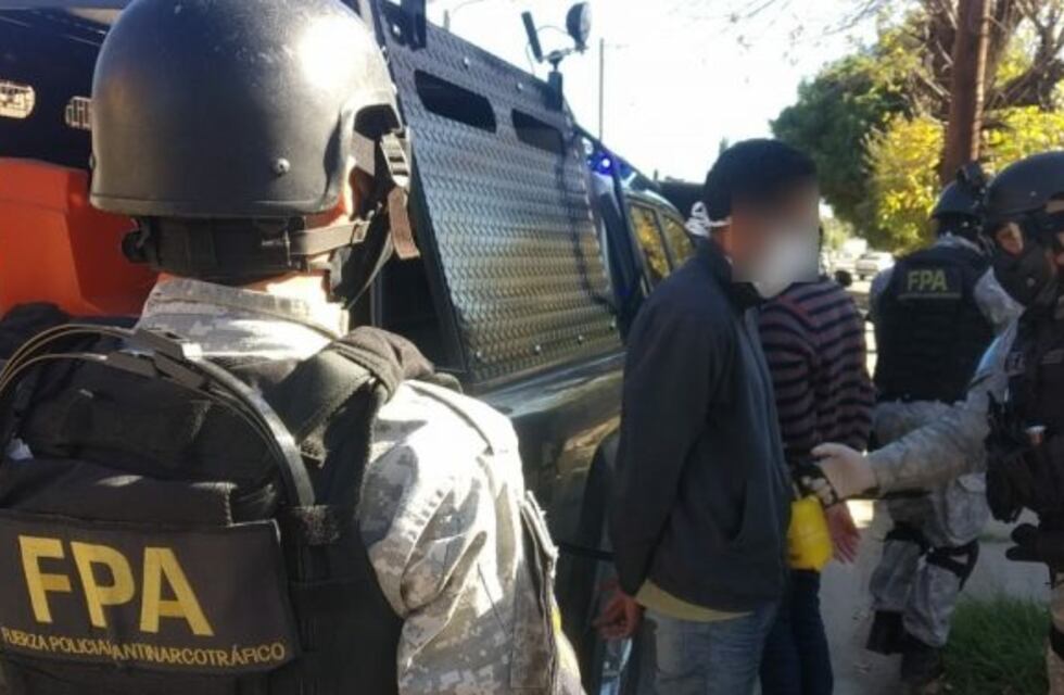 Caminaban sin barbijos ni permiso, discutieron con la policía y terminaron detenidos