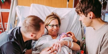 Cecile Eledge, de 61 años, dio a luz a su nieta para que su hijo pueda ser papá