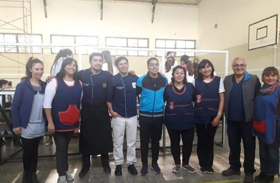 Los campeones nacionales del asado cocinaron junto a estudiantes de Comodoro