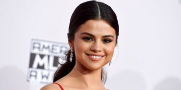 FILE - In this Nov\u002E 20, 2016 file photo, Selena Gomez arrives at the American Music Awards in Los Angeles\u002E Instagram released its year-end data Thursday, Dec\u002E 1, showing the pop star has the most followers of any celebrity (103 million) and was responsible for nearly all of the most-liked celebrity posts in 2016\u002E (Photo by Jordan Strauss/Invision/AP, File) eeuu los angeles Selena Gomez American Music Awards actriz y cantante