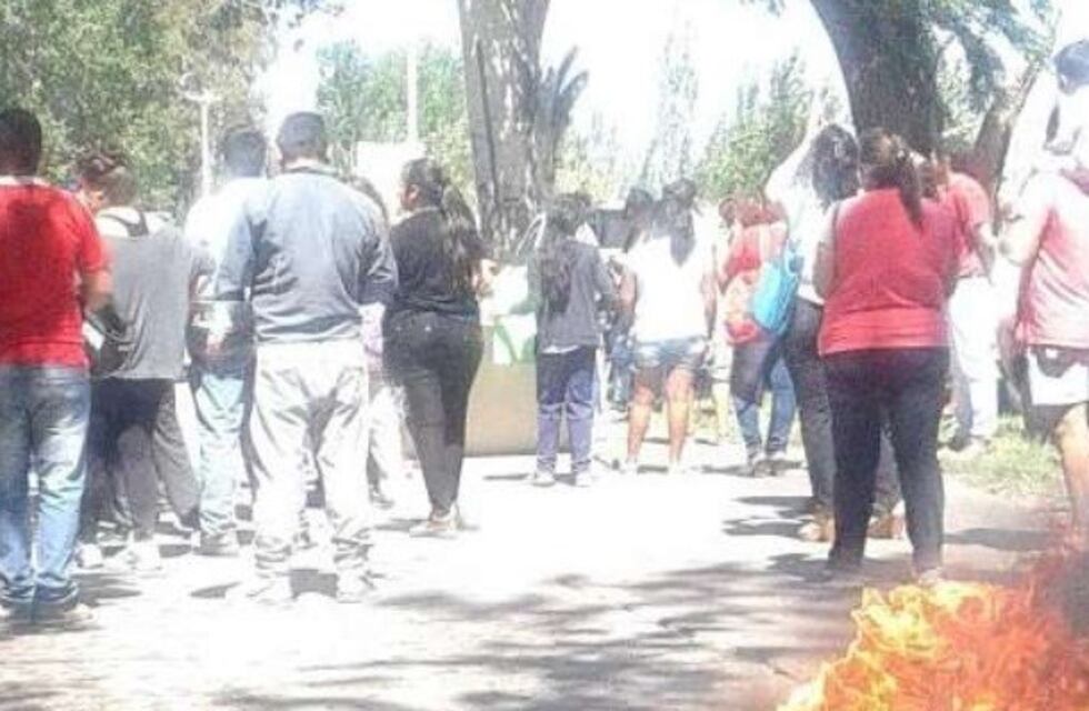 Mendoza: en Guaymallén cortaron la calle Mathus Hoyos para reclamar por viviendas
